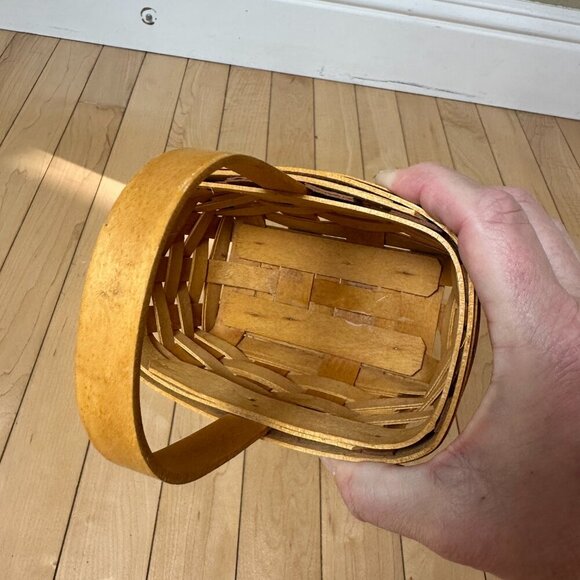 Longaberger Basket with Handle, Small Mini Chore Basket Stamped & SIgned 2001 - Picture 9 of 11